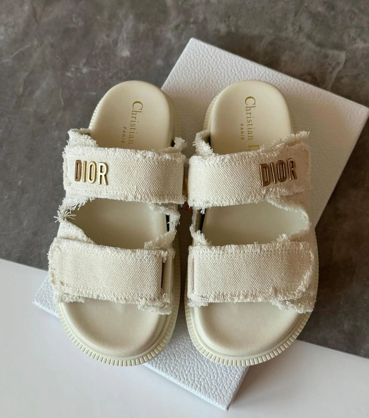 sandales creme face