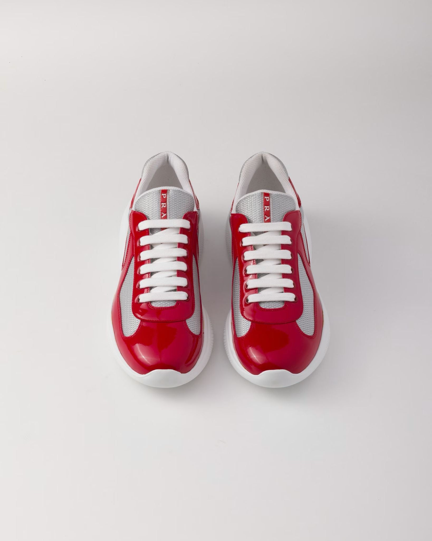 sneakers rouge dessus