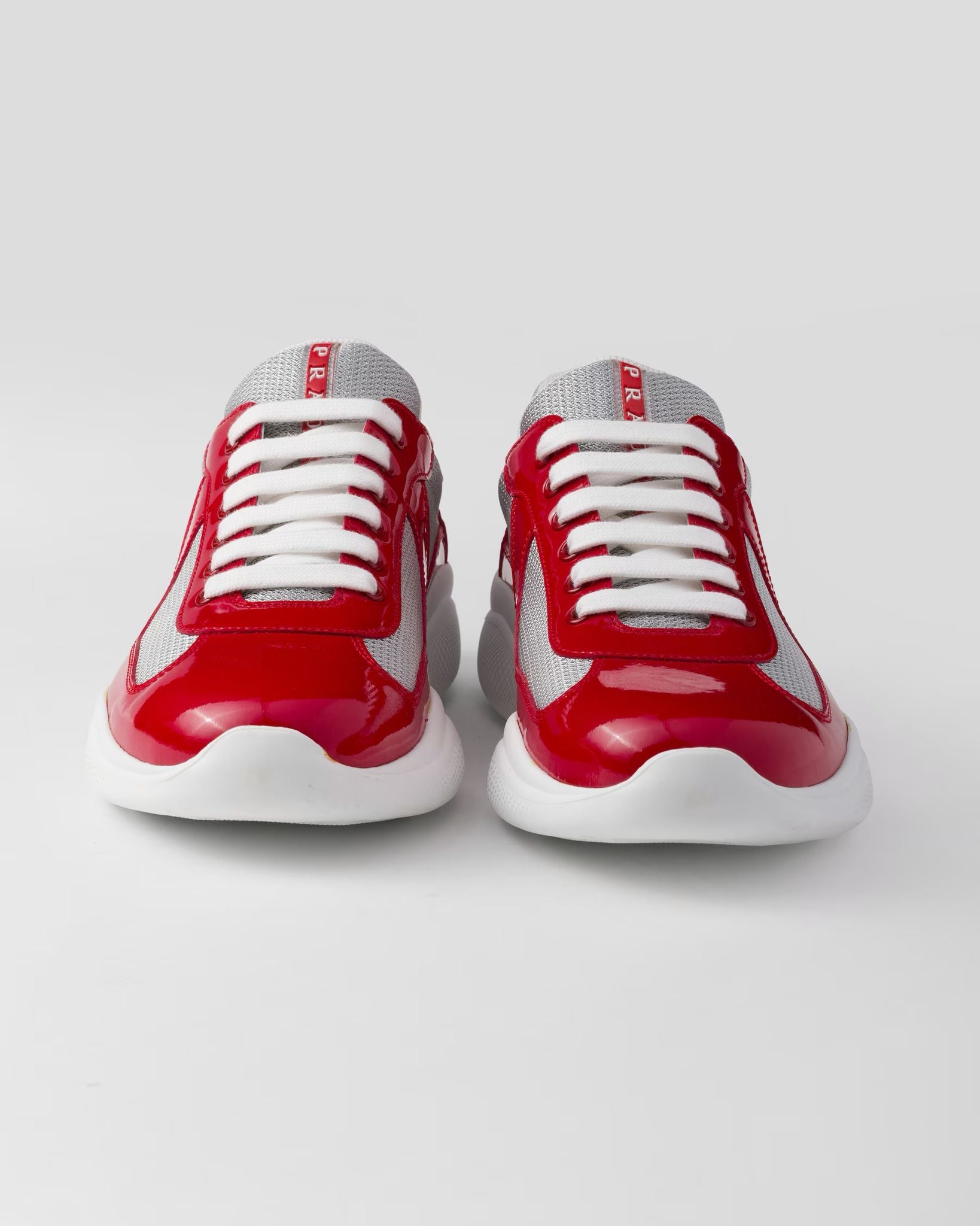 sneakers rouge face