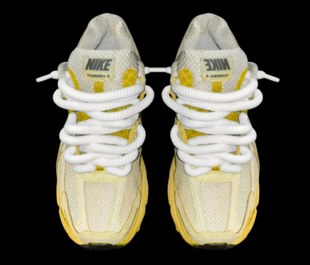 sneakers jaune dessus