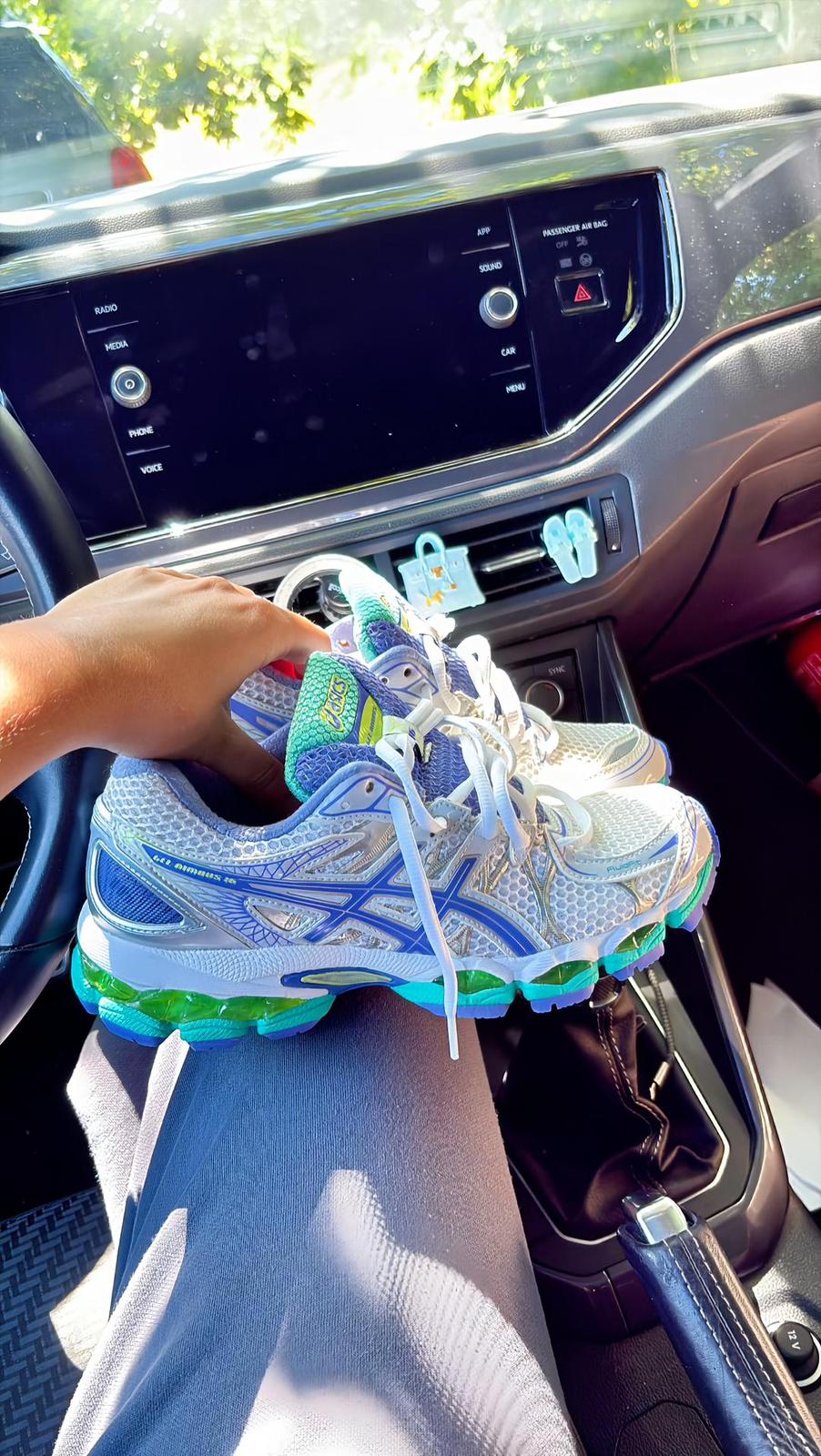 Avis client avec une paire silver et bleu portée au quotidien