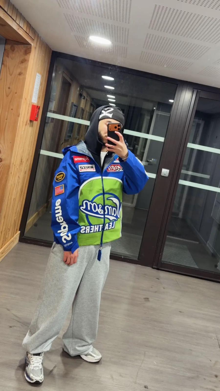 Avis client avec tenue complète bleue