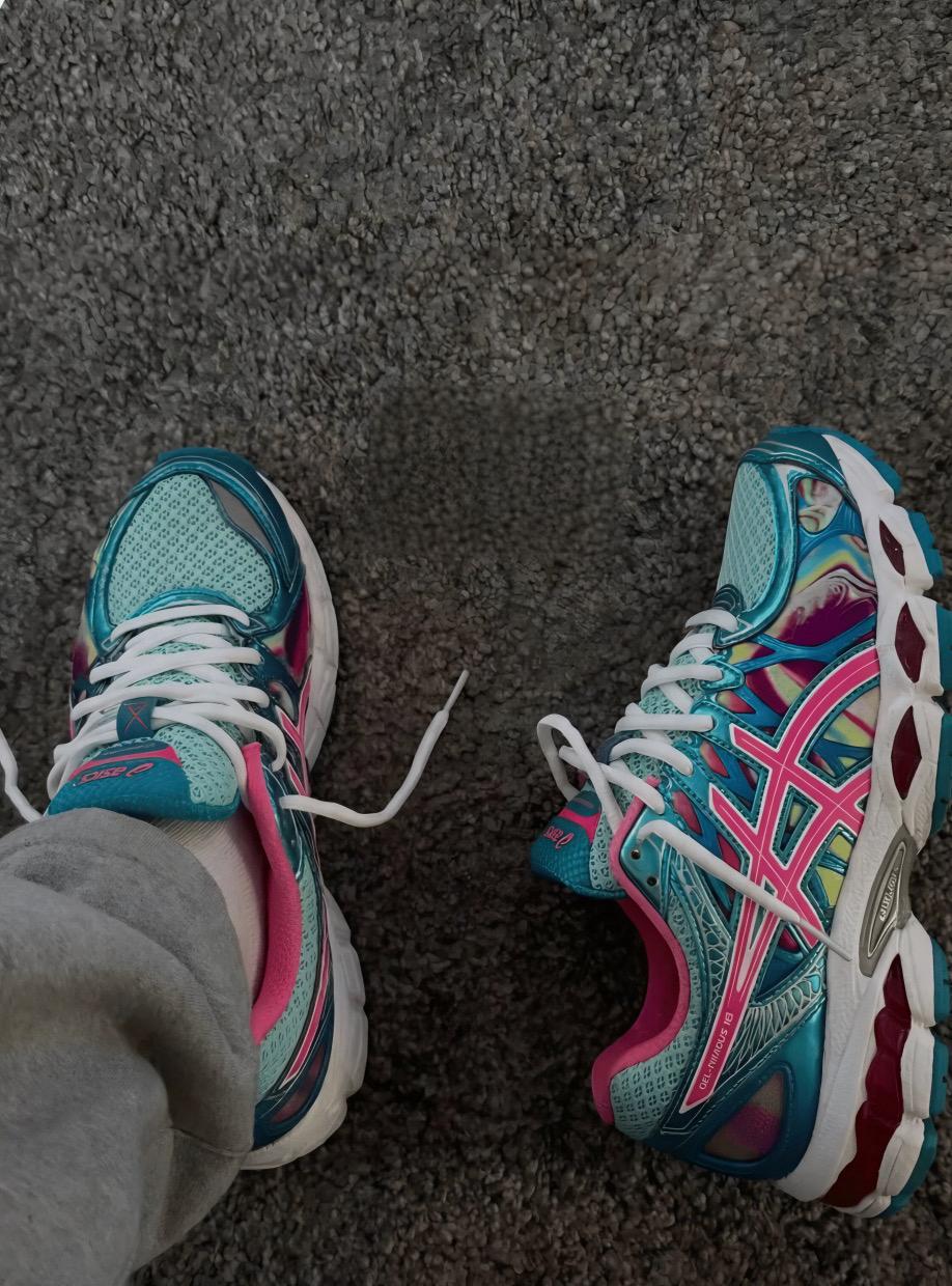 Avis client portant une paire turquoise rose