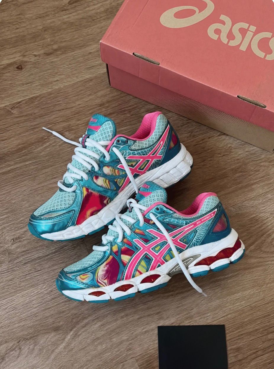Avis client avec paire turquoise rose et boite Asics
